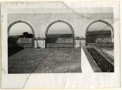 Vista dos Arcos e Bancos do pátio do Convento dos Capuchos de Caparica.