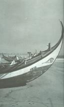 Reprodução fotográfica de barcos "meia-lua" no areal da Costa de Caparica.